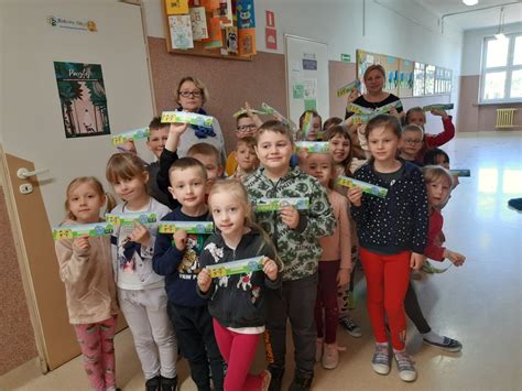 Przedszkolaki z Tęczowej Akademii z wizytą w bibliotece szkolnej