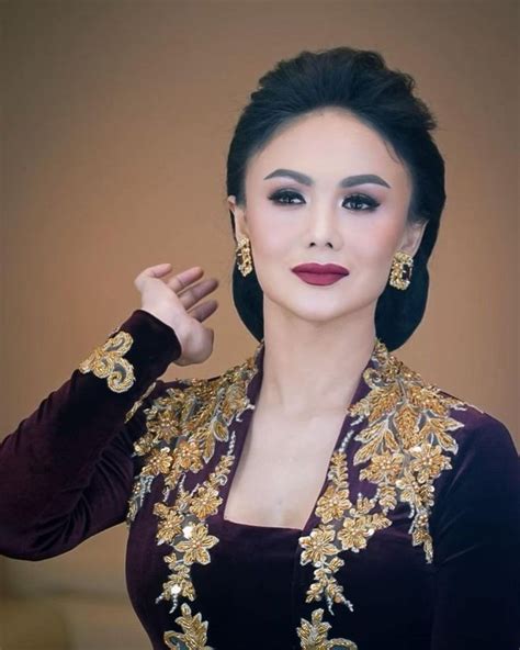 10 Portraits Of Yuni Shara In Various Kebaya Beautiful And Slim Like A