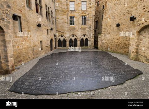 Grande Copie De La Pierre De Rosette Dans Une Cour à Figeac France Lieu