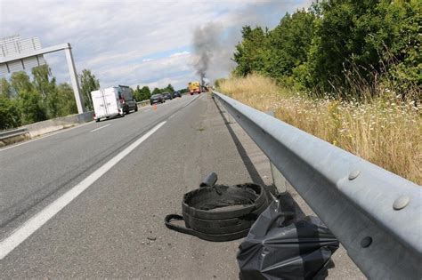 On A Entendu Une Explosion Un Camion Transportant Onze Voitures