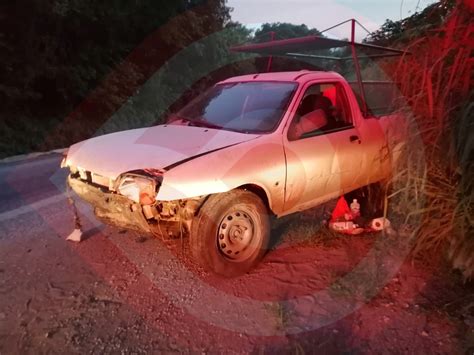 Imprudente Conductor Choca Contra Un Cerro Y Abandona Su Camioneta