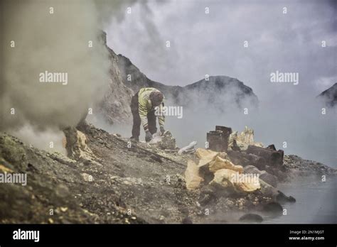 Indonesias Ijen Volcano Hi Res Stock Photography And Images Alamy