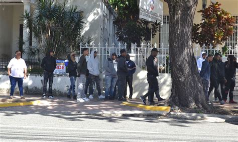 Continúa tensión en el Colegio de Abogados policías y encapuchados