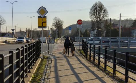 Znak stop przed przejściem dla pieszych i przejazdem dla rowerzystów