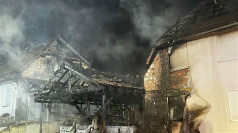 Brennender Carport sorgt für stundenlangen Feuerwehreinsatz