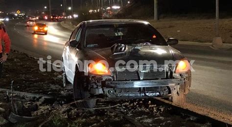 Choca vs árbol vuelca en la carretera a Aldama y causa caos vial