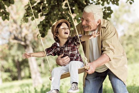 Les Grands Parents Daujourdhui Impliqu S Et Importants Bel Ge