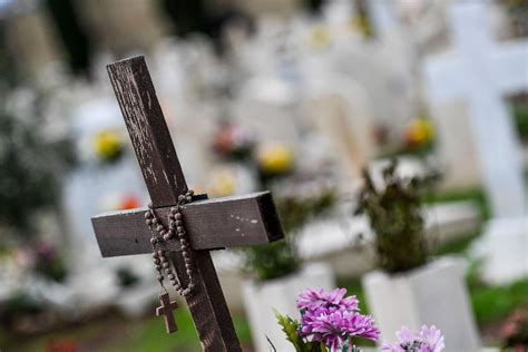 Preghiera Per Un Defunto Il Rosario Sta Prendendo Il Posto Del Funerale