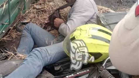 Por Un Pelo Motociclista Se Salva De Morir Aplastado Por Una Tolva En