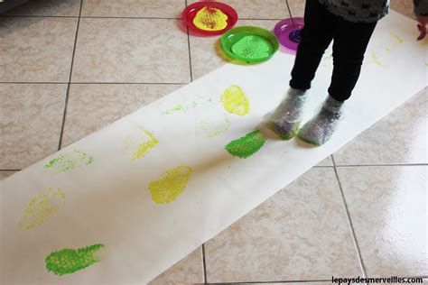 Peindre avec ses pieds et du papier à bulles