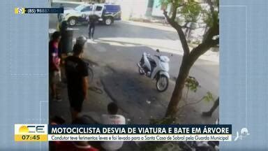 Bom Dia Ceará Motociclista desvia de viatura e bate em árvore em