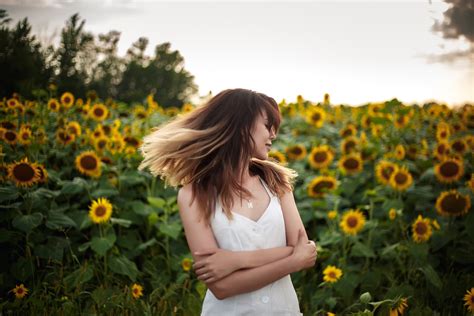 Wallpaper Bunga Matahari Bunga Bunga Rambut Panjang Wanita Di Luar