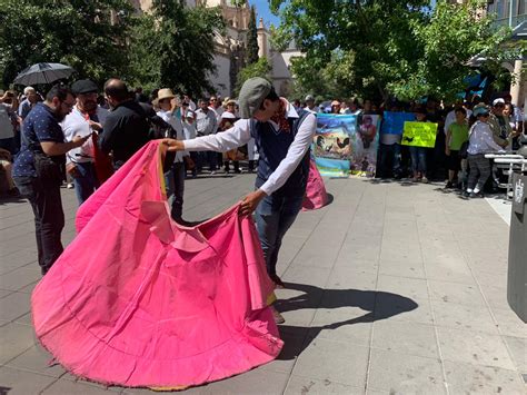 Marchan A Favor De Las Corridas De Toros Y Peleas De Gallos Segundo A