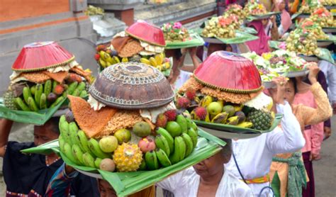 Ada Perang Ketupat Ini Tradisi Unik Lebaran Di Indonesia