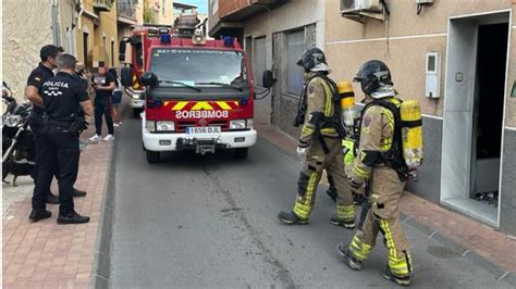 Hallados tres cadáveres entre ellos el de un niño en el incendio de