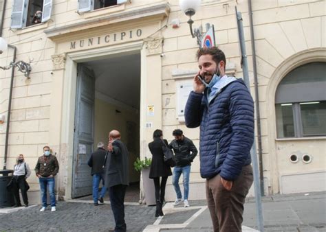 Il Nuovo Sindaco Di Genzano Zoccolotti Fa Il Suo Primo Ingresso In