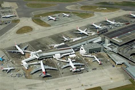 How many Heathrow runways are there, and why do they swap between ...