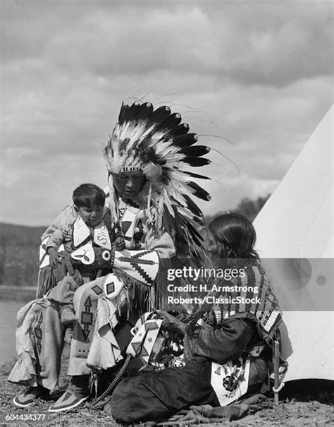 Woman Wearing Native American Headdress Photos And Premium High Res Pictures Getty Images