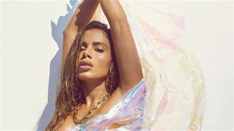 Anitta Divulga Fotos De Ensaio Para Revista Em Que Aparece