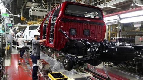 Toyota se suma a Ford y suspende su producción por la escasez de