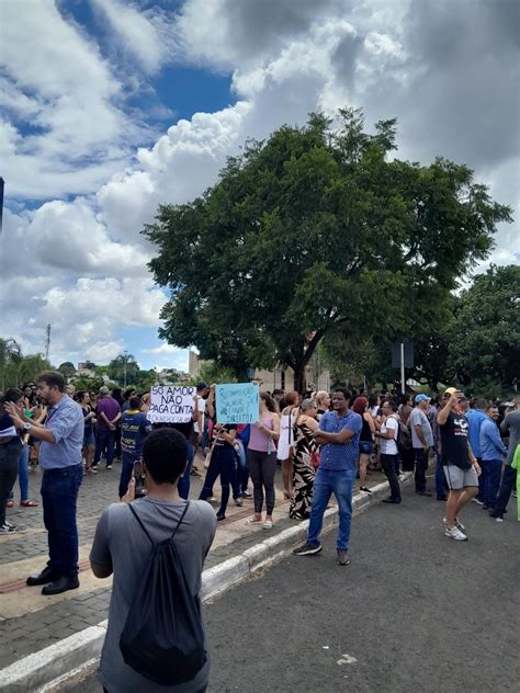 Servidores estaduais da educação de Uberlândia e Uberaba aderem greve