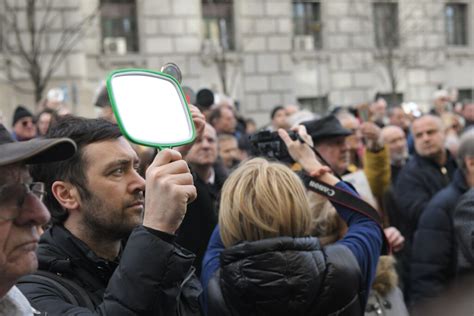 Ubili Ste Pravdu Ali Istina Ivi Razvijena Bela Zastava Ispred