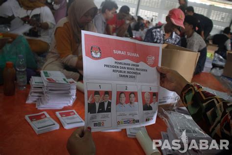 Foto Pelipatan Surat Suara Pilpres Dan Pileg Pemilu