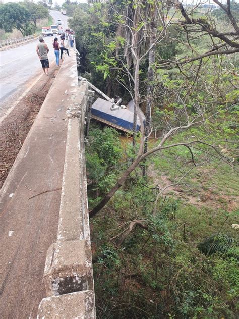 Motorista De Patos De Minas Morre Ap S Carreta Cair De Ponte De