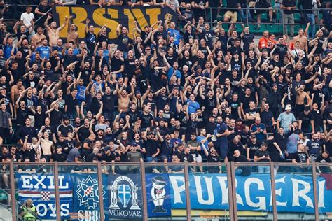 Des supporters du Dinamo Zagreb défilent dans Milan en faisant le salut