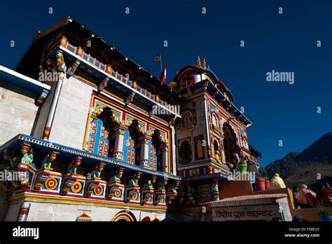 Badrinath En Los Himalayas Garhwal India El Templo De Badrinath Uno