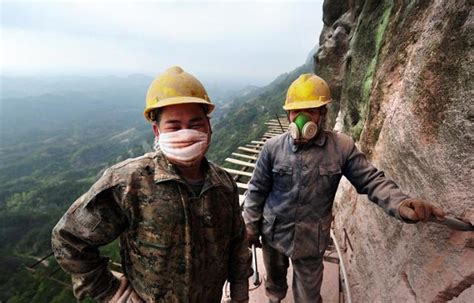 中國最危險工作：萬丈深淵懸崖上建棧道，工人僅戴安全帽就上 每日頭條