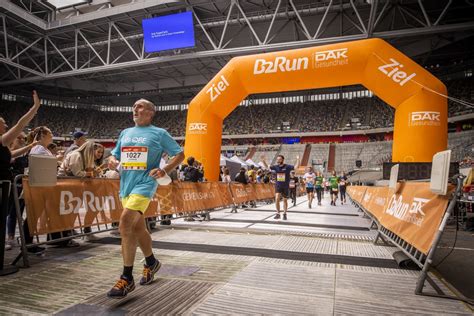 Der emotionale Zieleinlauf beim B2Run Düsseldorf 2022 in der MERKUR