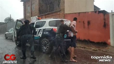 Policiais enfrentam bandidos a tiros população ajuda e dois são presos