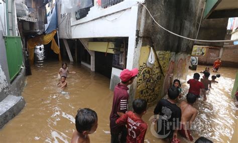 Kawasan Kampung Melayu Terendam Banjir Foto 5 1832844 TribunNews