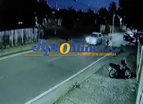 Vídeo mostra momento em que ciclista é arremessada em bueiro