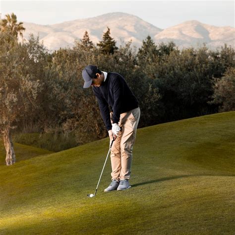 Vista Lateral De Um Homem Jogando No Campo De Golfe Gramado Foto Gr Tis