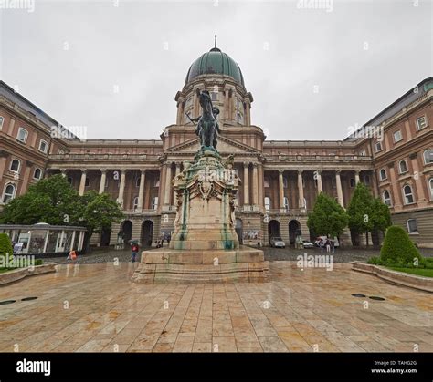 Budapest Castillo De Buda O Palacio Real Y El Monumento Del Pr Ncipe