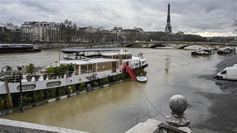 Paris Teki Sen Nehri Nde Y Zme Etkinlikleri Kirlilik Nedeniyle Ikinci