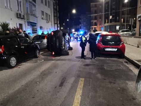 Auto Si Schianta Su Alcuni Mezzi Parcheggiati Il Conducente Positivo