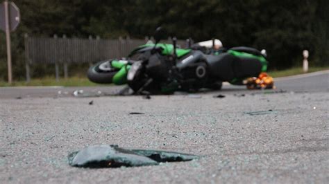 Motorrad Gegen Auto Mehrere Schwerverletzte Nach Unfall Auf Der B