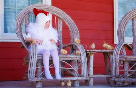 Fille D Enfant Avec Des Poussins Jouant Sur Le Bleu Photo Stock Image