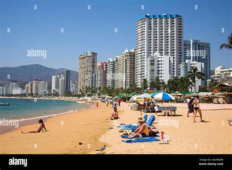 Acapulco mexico beach people hi-res stock photography and images - Alamy