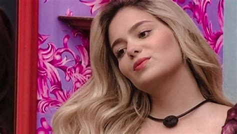 Viih Tube machuca o pé em festa e passa por atendimento médico no BBB 21