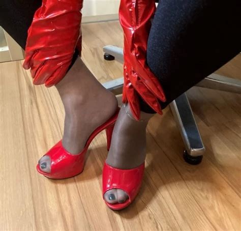 Black Spandex Leggings And Red High Heel Mules 36 Nude Pics XHamster