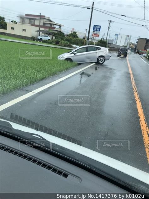 田んぼに突っ込んだ車の写真・画像素材 1417376 Snapmart（スナップマート）