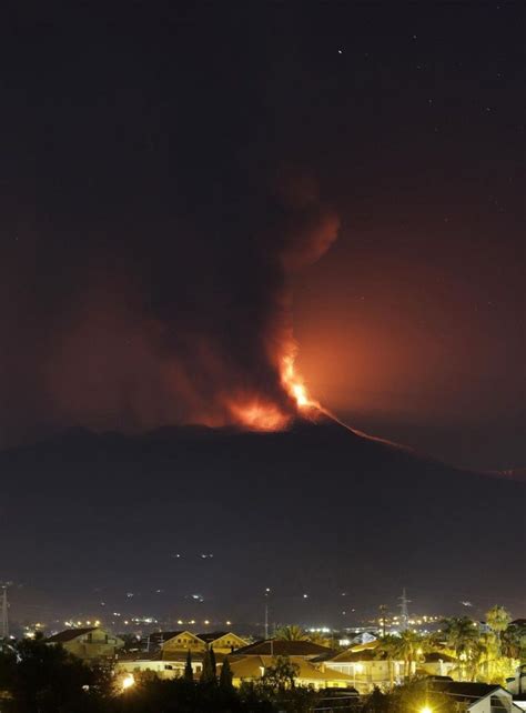 Etna Eruzione Fortissima Nella Notte Dell Italia Boati E Tremori In