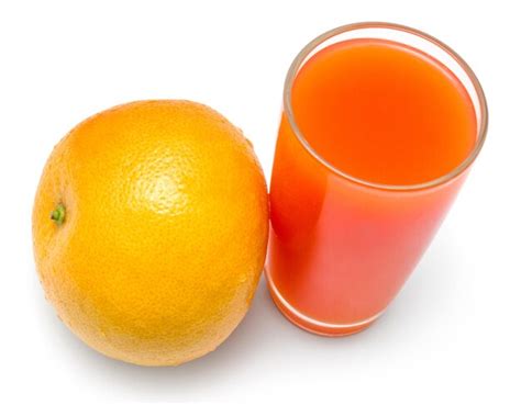 Um Copo De Suco De Toranja Fresco E Toranja Isolado No Fundo Branco