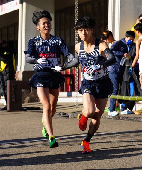 ＜第99回箱根駅伝・復路 小田原中継所＞7区・佐藤（右）にたすきを渡す東洋大6区・西村（撮影・島崎忠彦） ― スポニチ Sponichi