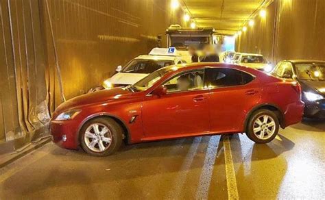 Un Conductor Ebrio Choca Contra Un Coche De Autoescuela Y Colapsa Un