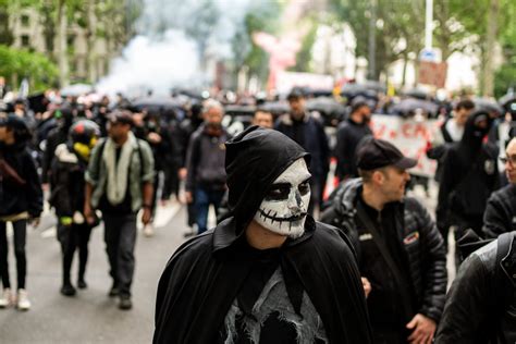 En Images Commerces D Grad S Affrontements Avec La Police Et Canons